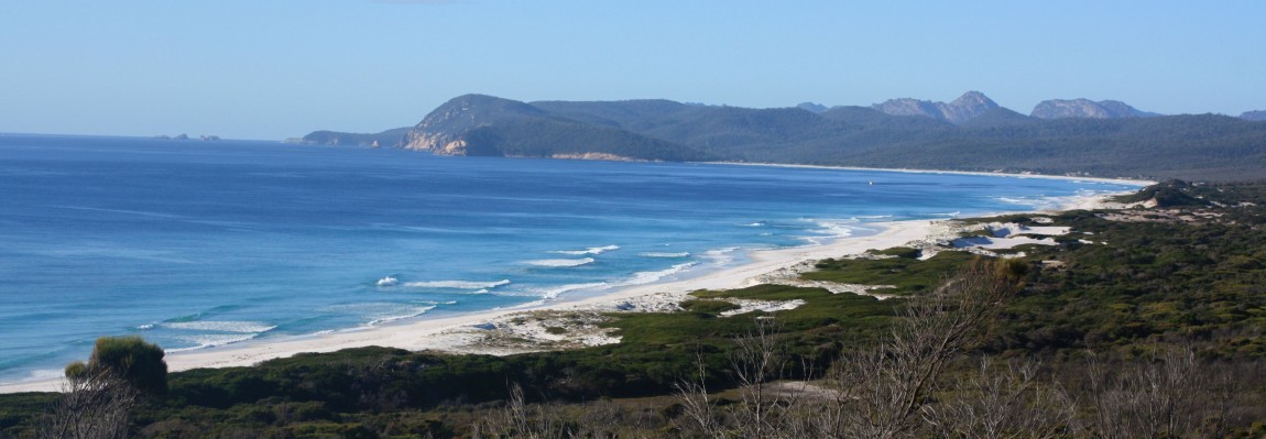 vue de friendly beaches tasmanie